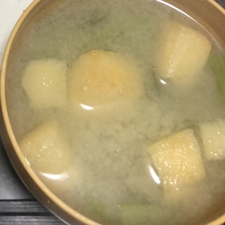 すぐ火が通る☆小松菜と油揚げのお味噌汁